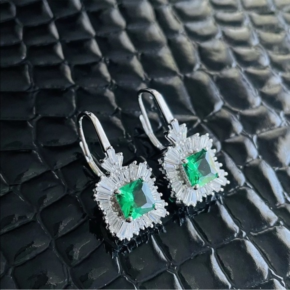 🎉Sold🎉 Synthetic Emerald Cubic Zirconia Sterling Silver Lever back Earrings - Picture 4 of 7